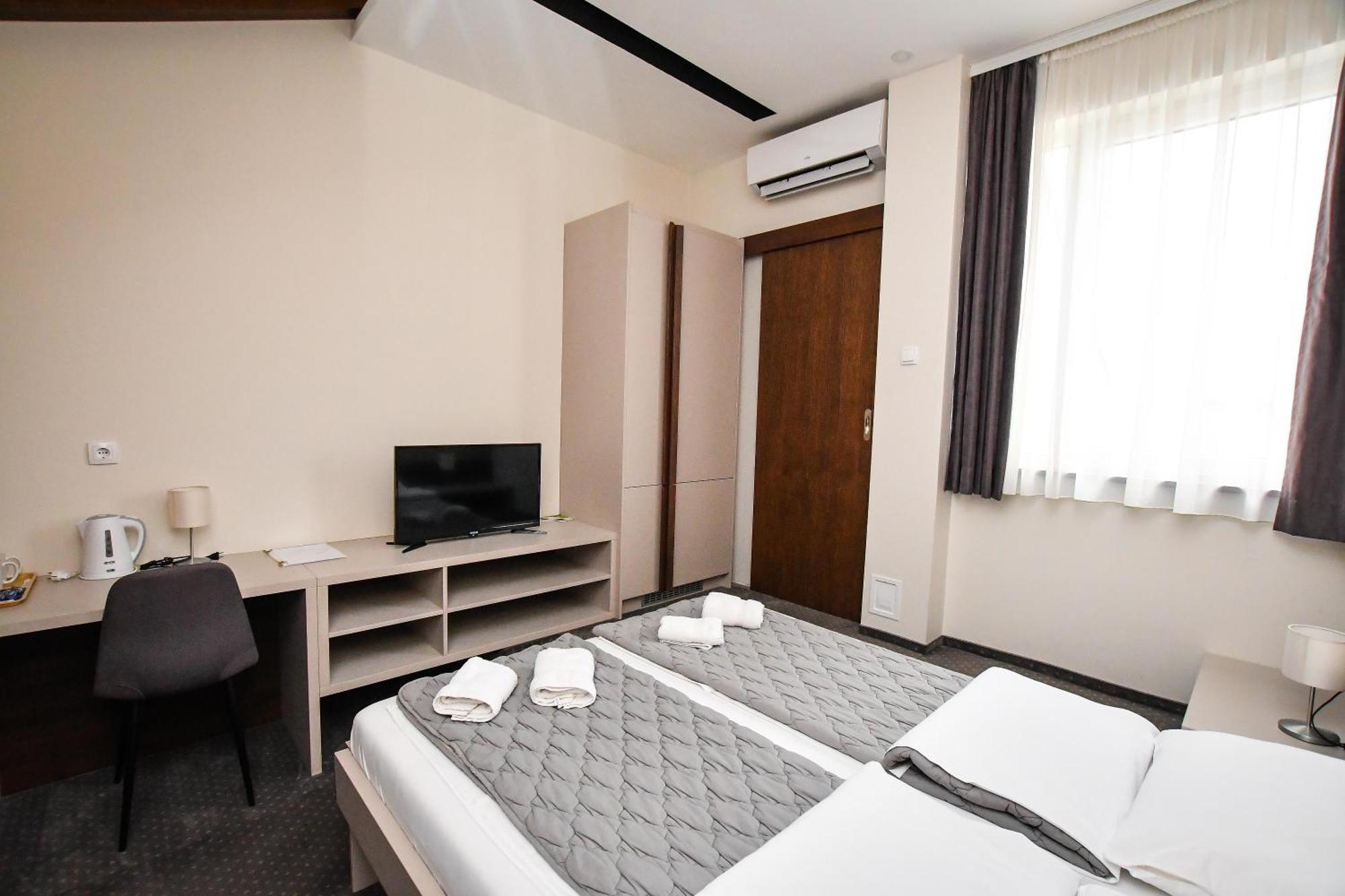 Atrijum Apartments And Rooms Kladovo Exteriör bild